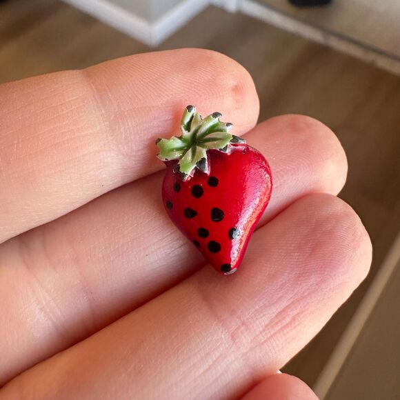 Vintage Mini Strawberry Pin Brooch Small Tiny - Picture 2 of 3